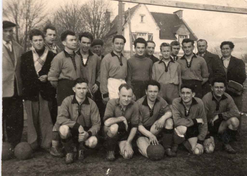 USQ vers 1954<br />J.Malard,M.Lavenant,Andr Galerne,L.Urien,M.Philippe,J.Loyer<br />Aim Le Brun,J.lain,P.Guillement,Jean Janin<br />X,P.Bihan,A.Hamel,Dd Viavant<br />Roger Lavenant,R.Provost,H.Le Feuvre,Jacky Pdron,P.Le Courtois