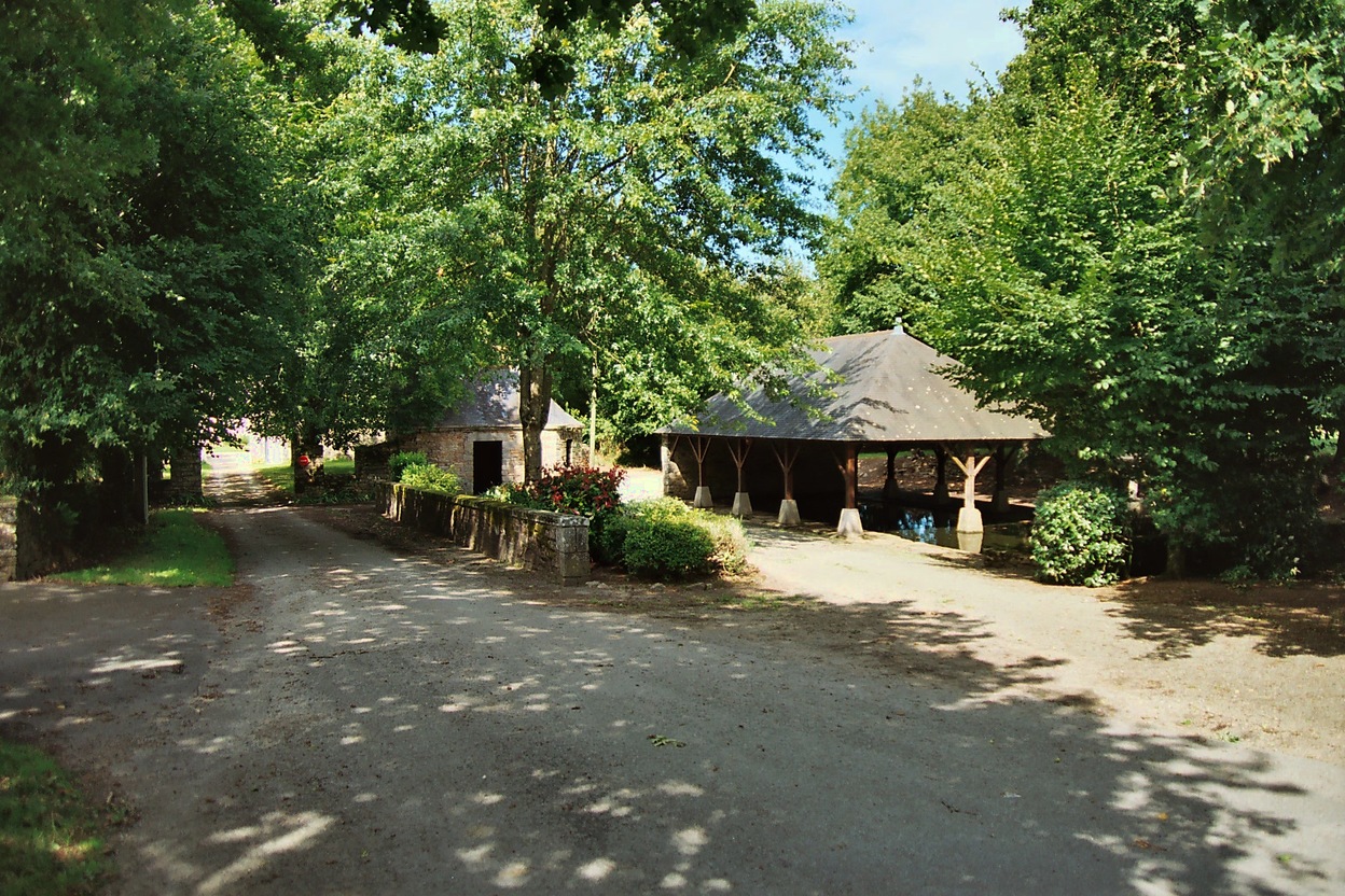 Le Lavoir de l'ancien Presbytre (08/2004)