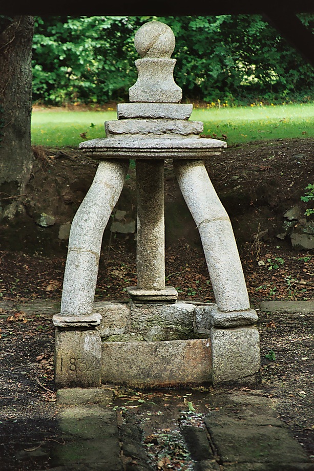 La Fontaine de l'ancien Presbytre (08/2004)