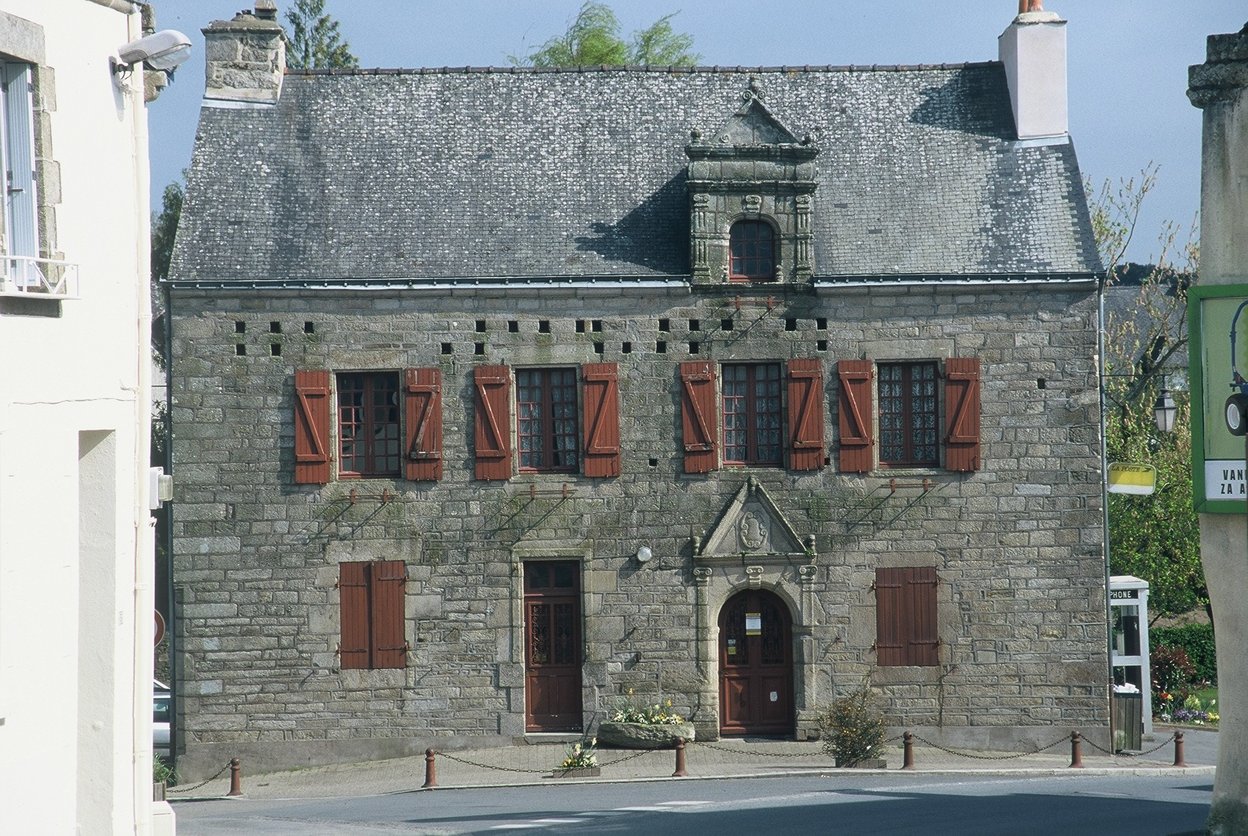 Noyal - La Poste (04/2003)