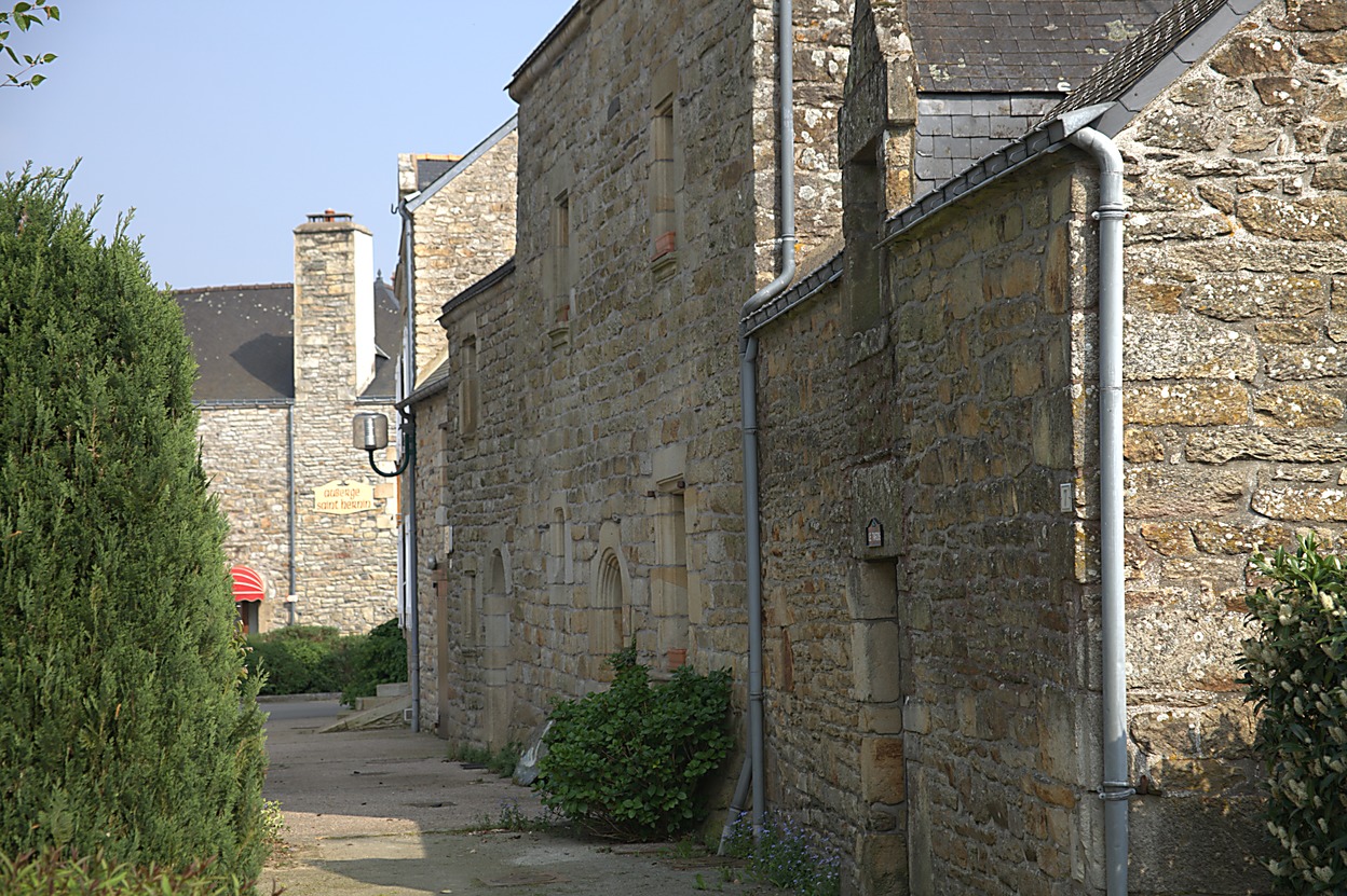 Pluherlin - Place de l'glise (04/2011)