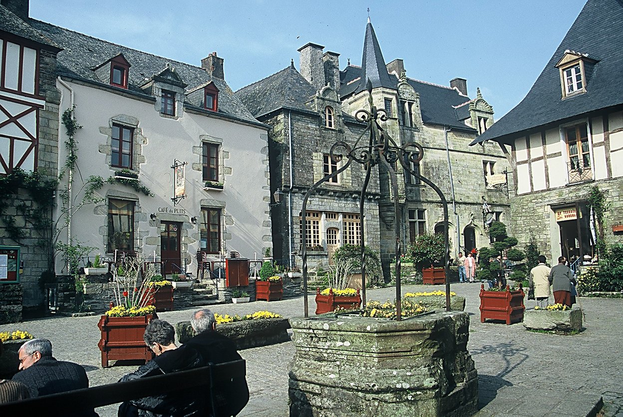 Rochefort - Place du Puits (04/2003)